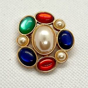 STUNNING VINTAGE SIGNED AVON GOLD TONE PEARL &‎ GREEN RED BLUE GLASS BROOCH PIN